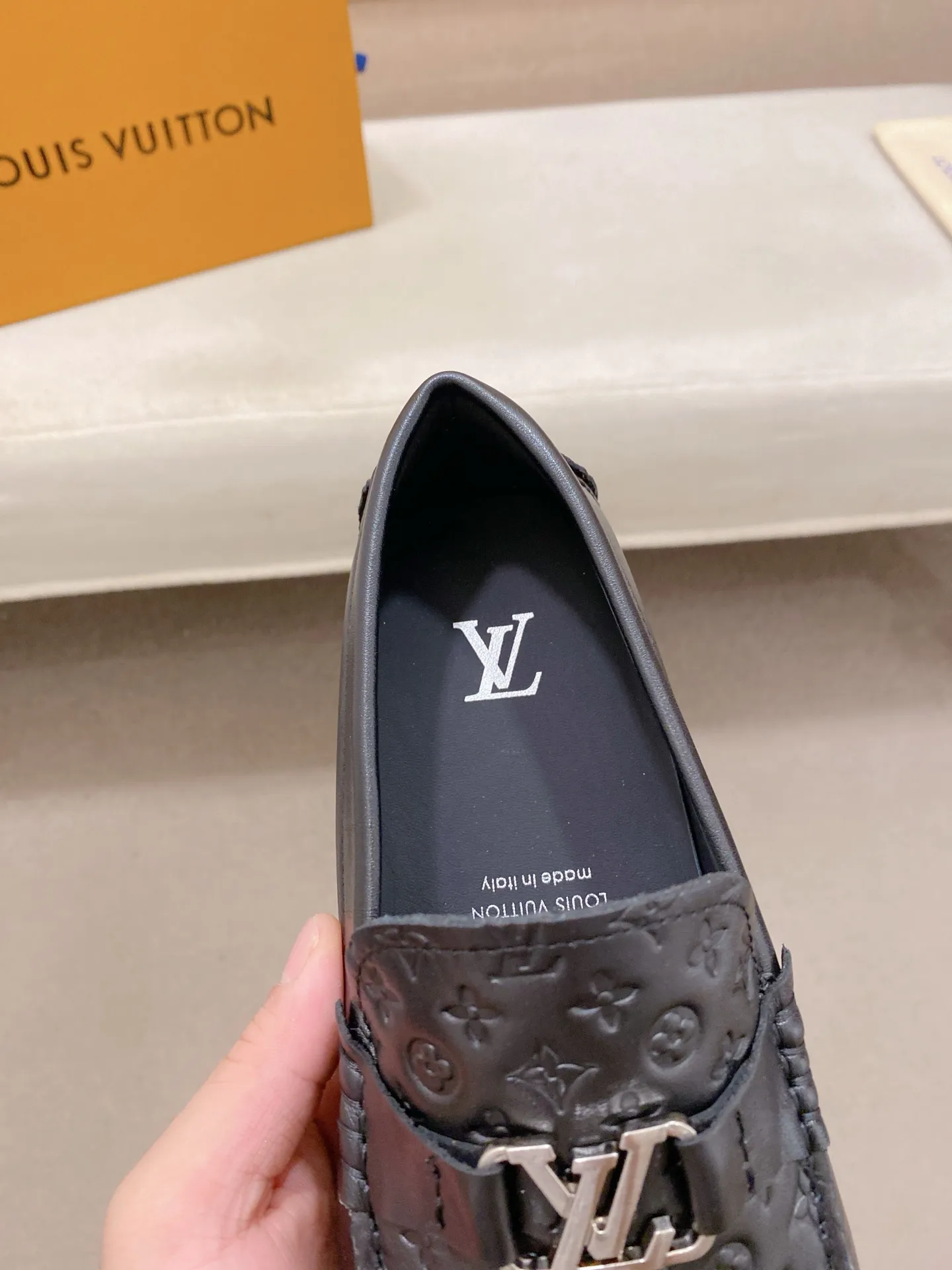 Factory price: 500💰High-end quality! LV 🆕🆕Exclusive hot-selling products in stock🔥🔥New products on the shelves, high-quality Ferragamo men's pea shoes, high-end casual driving shoes, with complete packaging! 💪 💪 Material: imported first-layer cowhide 🐂 + imported high-quality buffalo leather lining + wear-resistant outsole 👍🏻👍🏻 Features: high-end and comfortable, purely handmade 🚀 🚀 Create the perfect shoes that suit you best 🔥 🔥 Size: (38-44) 45 standard size can be customized!